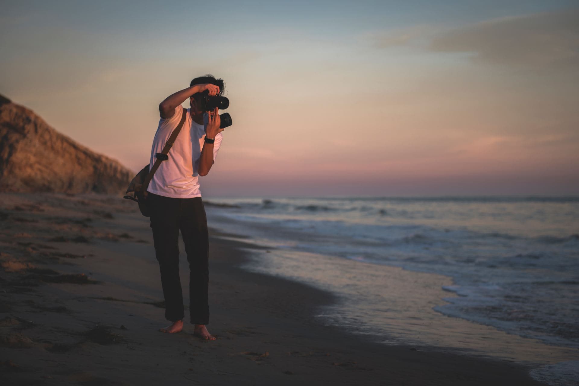 Девушка с фотоаппаратом на море